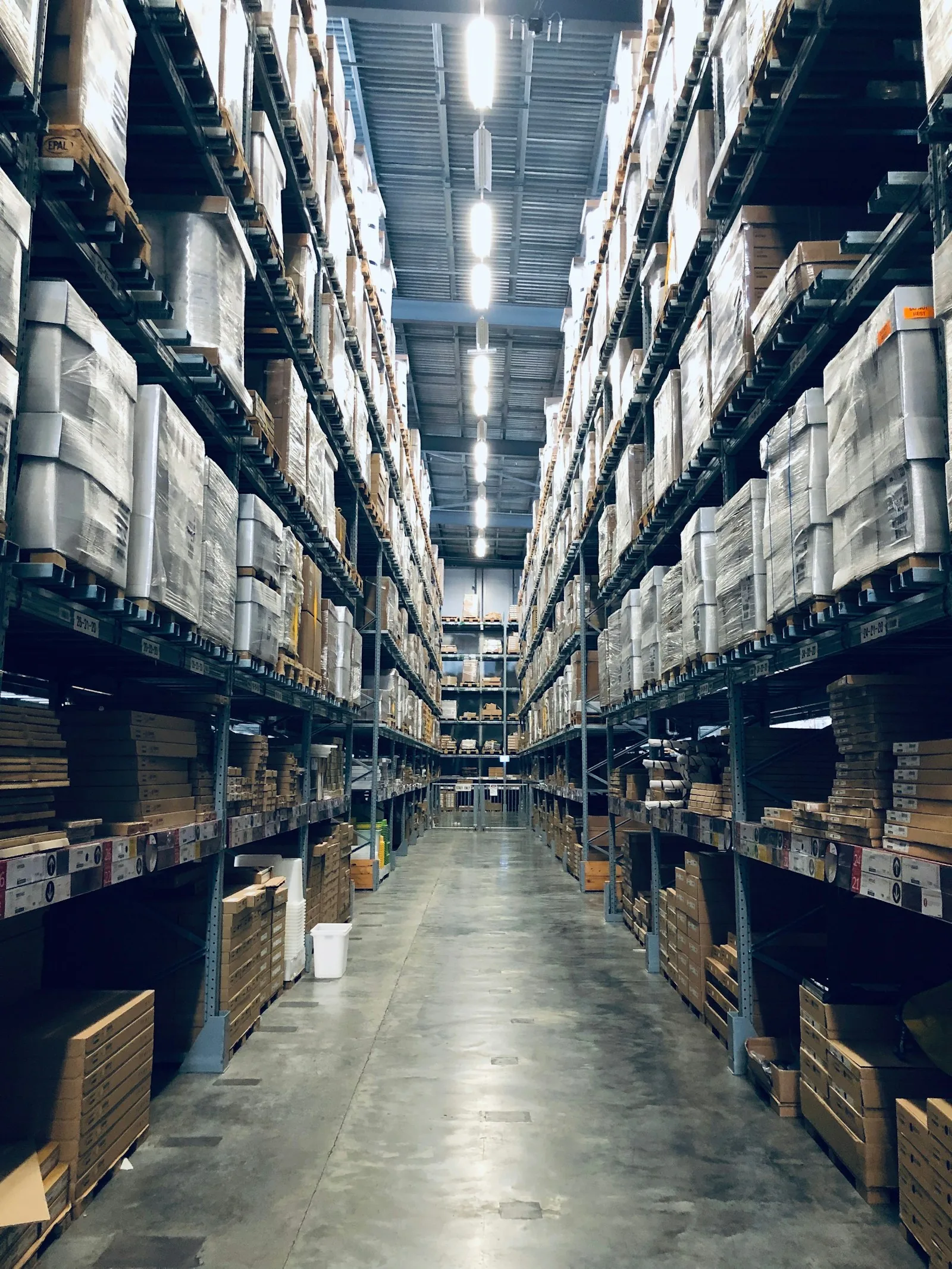 Allée d’un entrepôt logistique à grande hauteur
