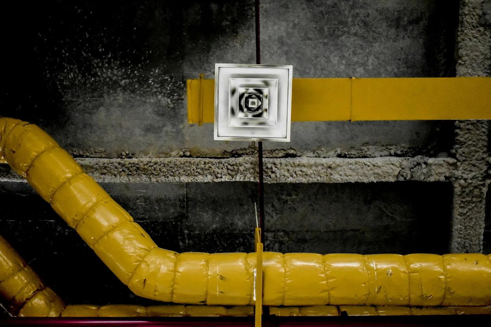 Réseau de ventilation et gaines dans un local technique
