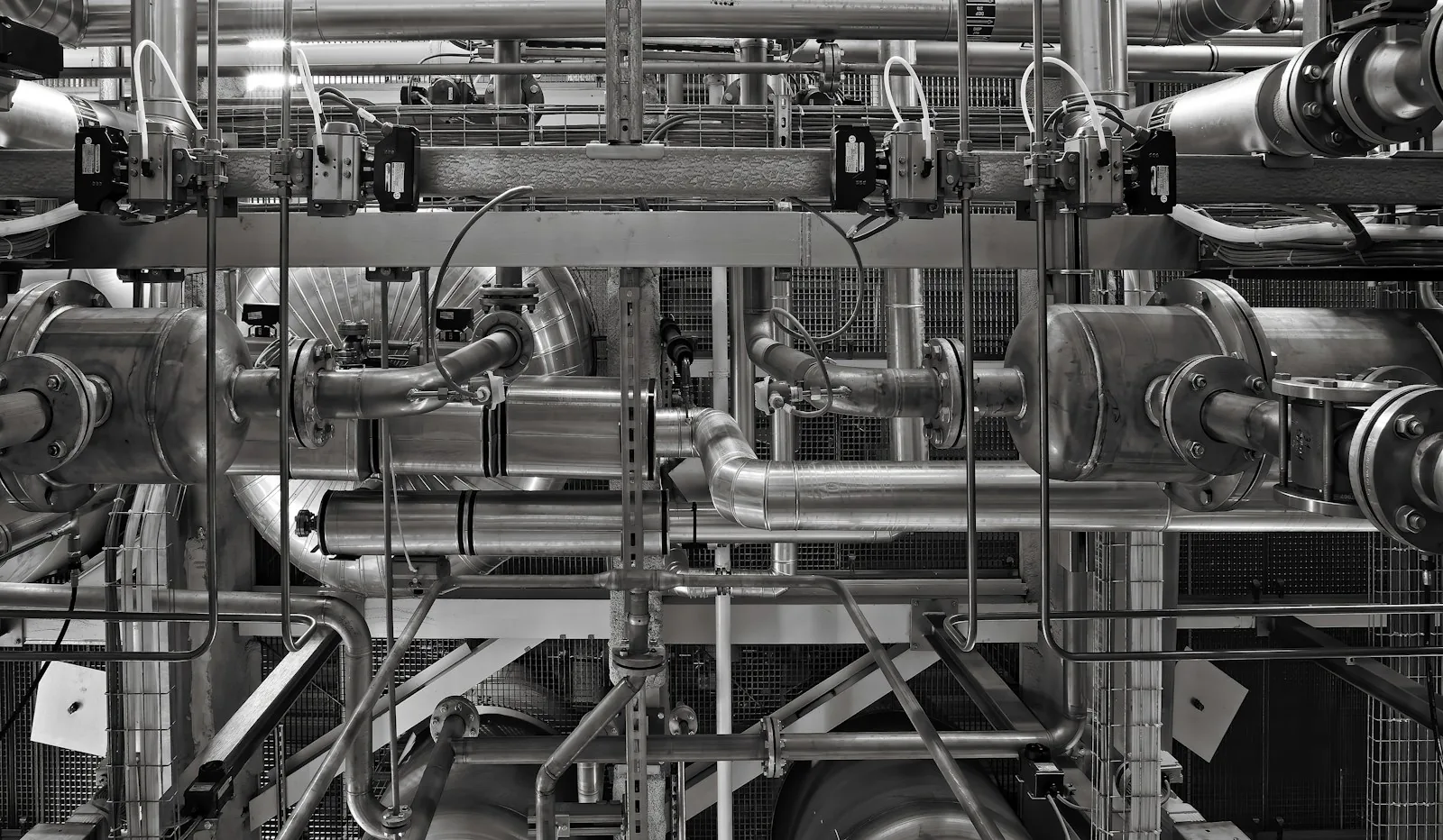 Tuyauteries et équipements dans une installation industrielle
