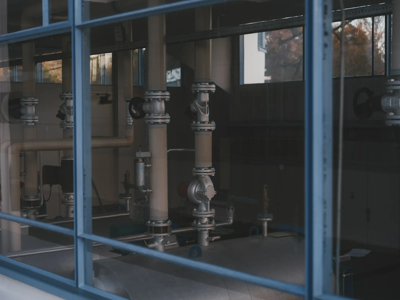 Vannes et tuyauteries dans une installation industrielle