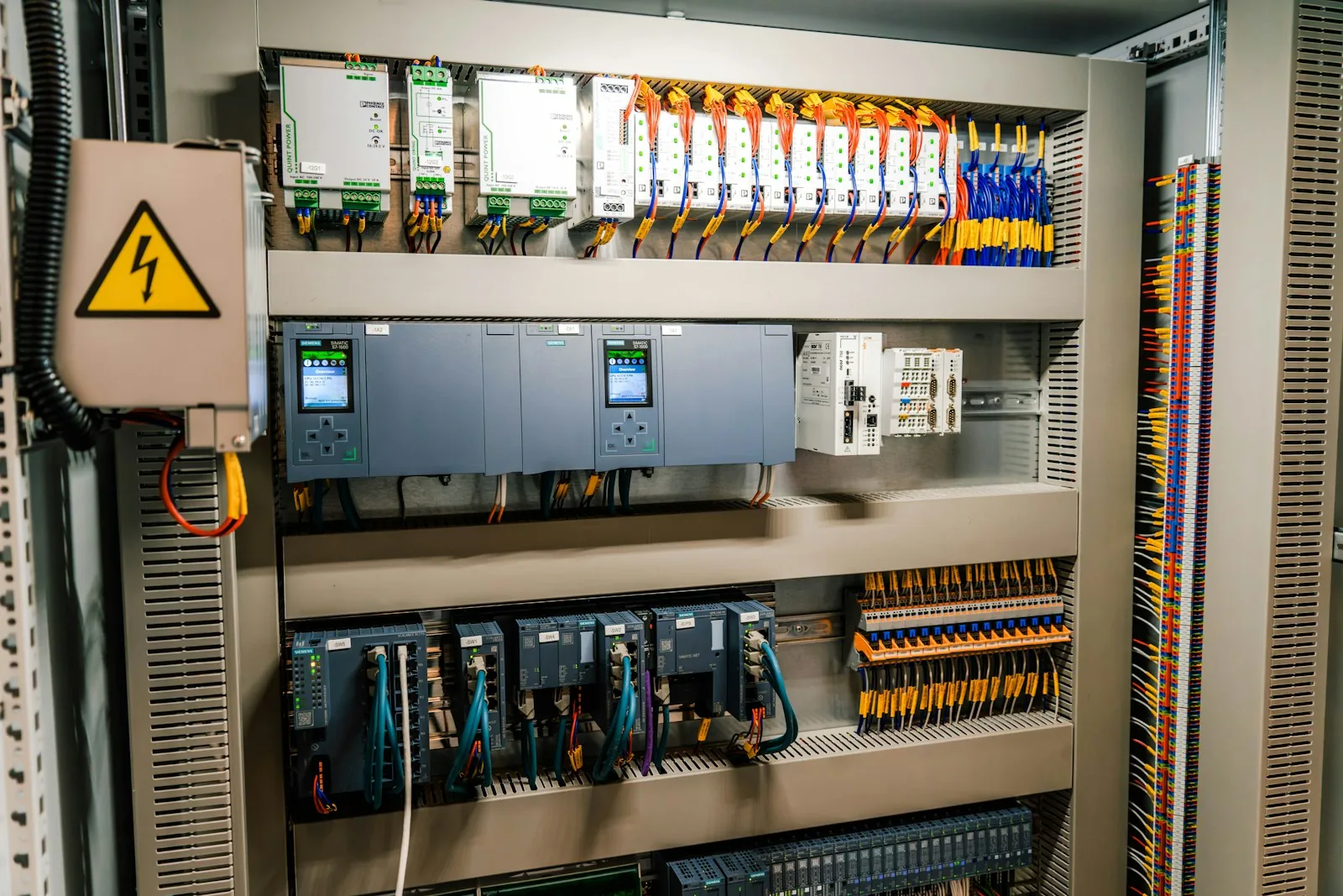 Armoire de supervision et de contrôle technique d’un bâtiment